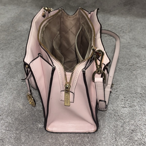 Micheal Kors Hope Powder Blush Medium Messenger - Picture 15 of 16